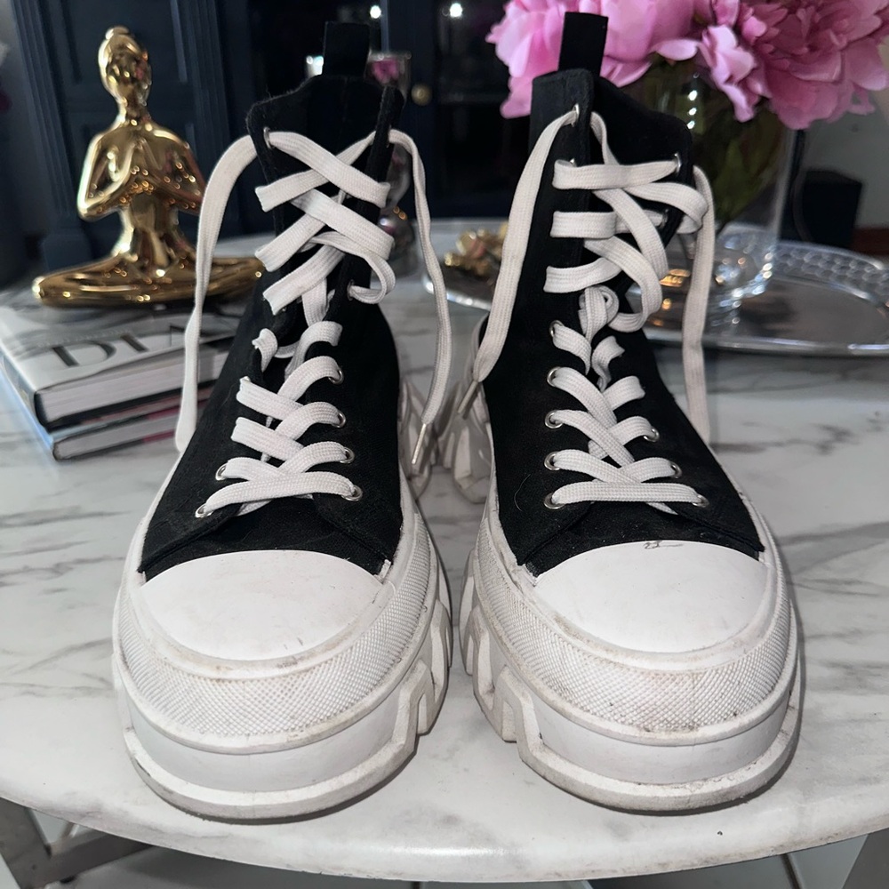 Stylish Black and White Women's High-Top Sneakers